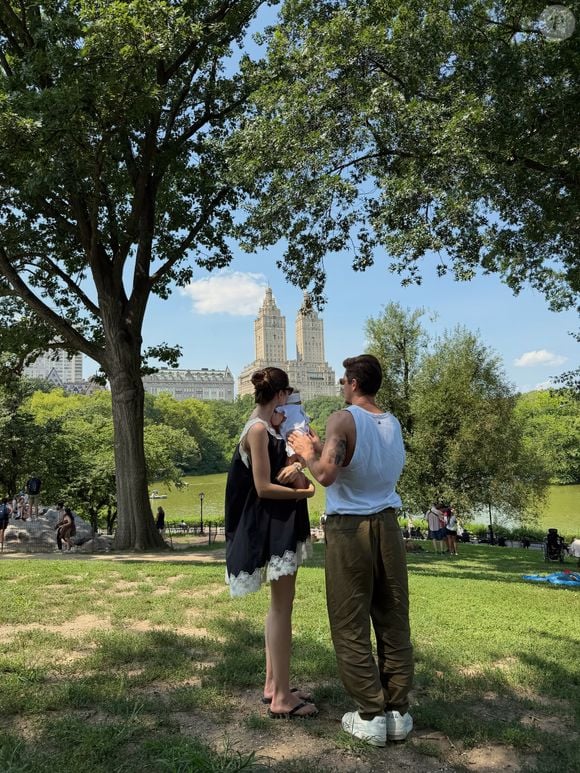 Camila Queiroz, de 33 anos, compartilhou registros da viagem em família para Nova York ao lado do marido, Klebber Toledo, de 40, e da filha do casal, Clara, de sete meses
