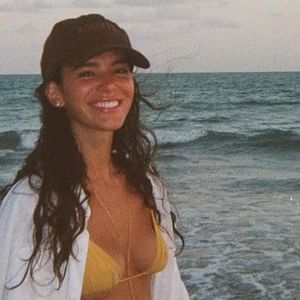 Bruna Marquezine valoriza corpo definido em biquíni fio-dental e ganha comentário de João Guilherme