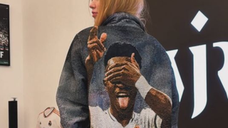 Isso é que é paixão! Virgínia manda bordar o rosto de Vini Jr. em jaqueta e ainda ganha autógrafo no boné: 'Amo ser brega'