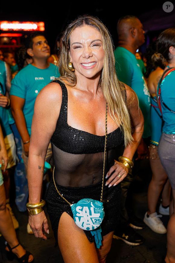 Carla Perez participou de bloco de carnaval em Salvador