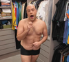 De cueca enquanto se arrumava, Tiago Abravanel mostrou seu corpo após o emagrecimento, deixando muita gente impressionada