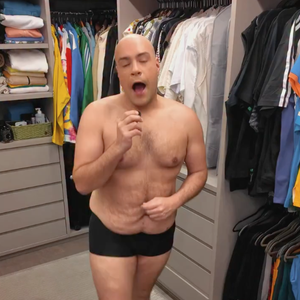 De cueca enquanto se arrumava, Tiago Abravanel mostrou seu corpo após o emagrecimento, deixando muita gente impressionada