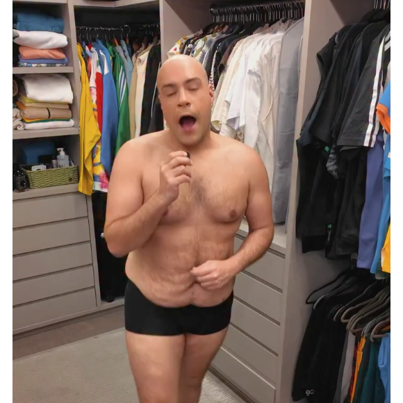 De cueca enquanto se arrumava, Tiago Abravanel mostrou seu corpo após o emagrecimento, deixando muita gente impressionada