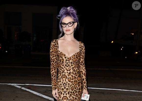 Kelly Osbourne em 2023: de cabelo roxo e vestido de animal print, a famosa já ostentava um corpo bem mais magro