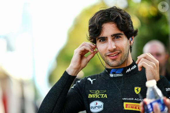 Rafael Câmara foi anunciado pela Haas nesta quinta-feira (15) como novo piloto da Fórmula 1 para a temporada de 2027. Natural do Recife, o brasileiro assumirá a vaga deixada por Esteban Ocon após conquistar o título da Fórmula 3 em 2025 e chegar à liderança da Fórmula 2 em 2026