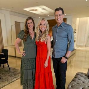 Celso Portiolli e a esposa, Suzana Marchi, na sala da mansão espaçosa