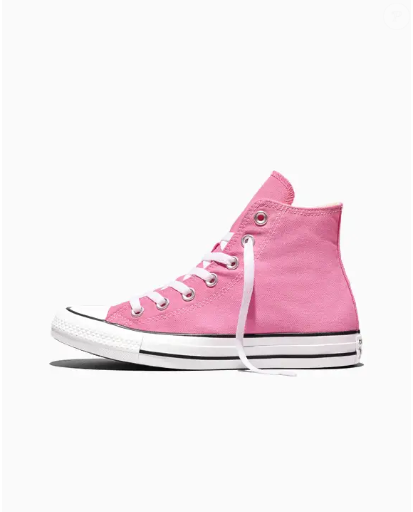 A versão rosa do Chuck Taylor All Star aposta em uma tonalidade delicada para atualizar um clássico criado em 1917, que deixou de ser apenas um tênis esportivo e passou a fazer parte de diferentes estilos ao longo das décadas