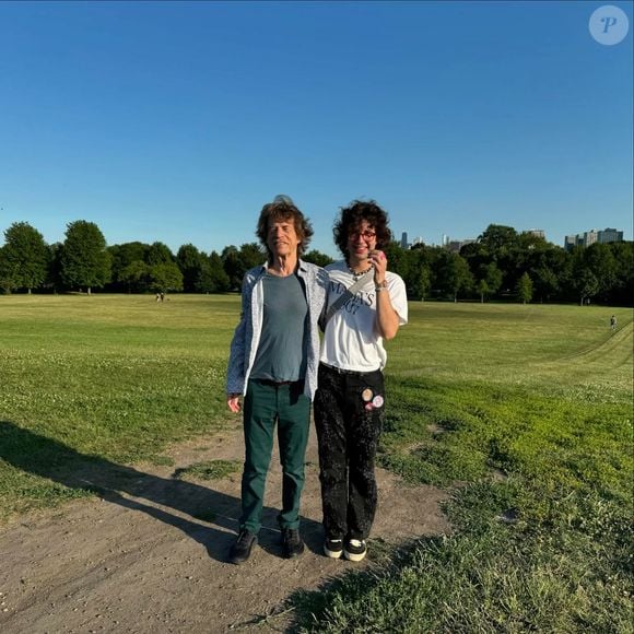 A foto de Mick Jagger com o filho do estádio viralizou e virou piada na web