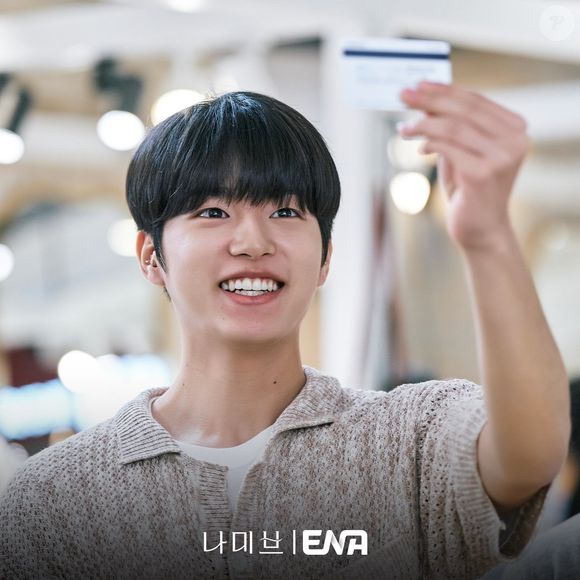 Em 'Namib', Lee Jin Woo interpreta Sim Jin-u, o jovem filho do casal protagonista que sofre de deficiência auditiva