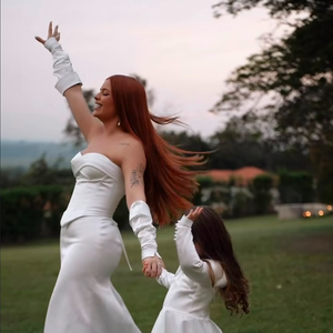 Viih Tube surgiu de branco para oficializar a união com Eliezer, usando um vestido de cetim criado especialmente para ela pela estilista Silvana Schatt