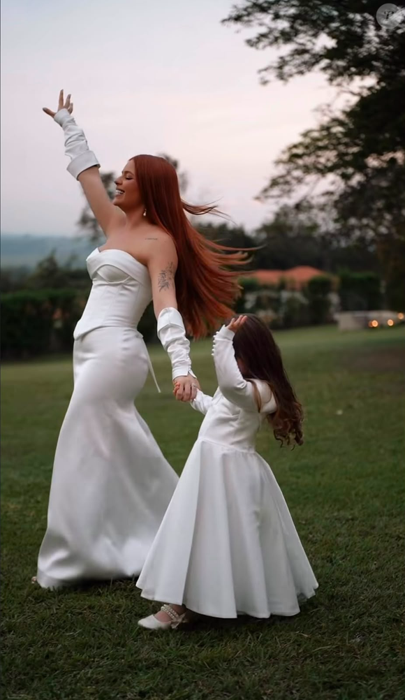 Viih Tube surgiu de branco para oficializar a união com Eliezer, usando um vestido de cetim criado especialmente para ela pela estilista Silvana Schatt