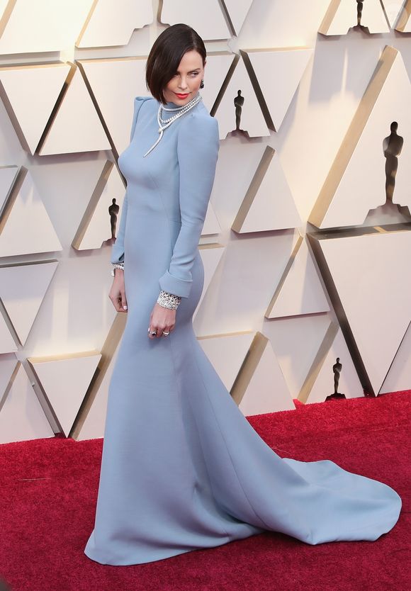 Charlize Theron usou vestido azul em tom pastel para o Oscar 2019: ombros marcados, cauda e nada de decote deram toque elegante ao look