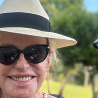 Ana Maria Braga posa só de biquíni com o namorado e web elogia: 'Corpo de diva'. Fotos!