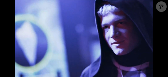 Alexandre (Pedro Novaes) aparece de capuz feito um rapper em trailer de 'A Viagem'