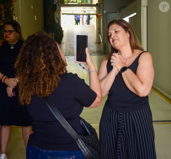 Corpo de Gerson Brenner é velado pela irmã, Cristina, que agradeceu mensagens dos fãs do ator