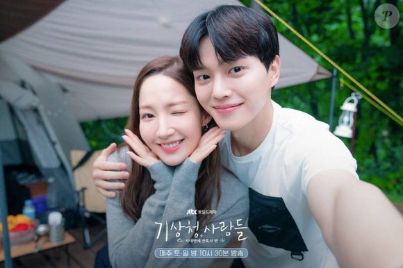 'Clima do Amor': uma meteorologista se apaixona por um jovem inteligente e se envolve em diversas enrascadas no ambiente de trabalho