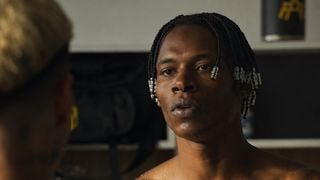 É real ou prótese? Galã de 'Quem Ama Cuida', Breno Ferreira choca a web com cena de nu frontal na série 'Jogada de Risco' e faz revelação: 'A coragem que você tem que ter...'