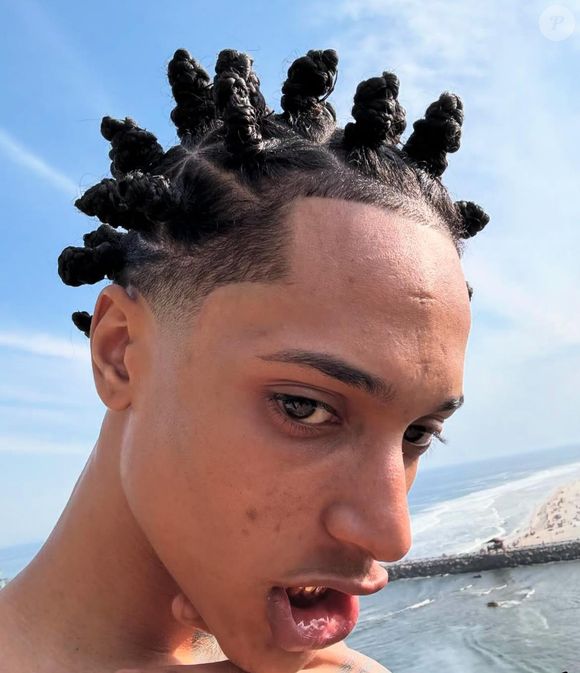 No ano passado, ele lançou o hit "Oh Garota Eu Quero Você só Pra Mim", em parceria com o cantor e marido de Virgínia Fonseca, Zé Felipe, gerando ainda mais engajamento para seu perfil.