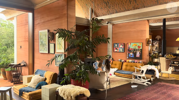 A construção da casa de Mariana Maffeis, iniciada em 2024, apostou em técnicas sustentáveis e na arquitetura indiana para criar ambientes mais confortáveis e integrados à natureza do interior de São Paulo