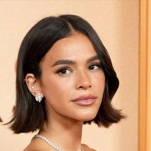 Cabelo curto de Bruna Marquezine: atriz foi ao Oscar 2026 em 15 de março de 2026 com roupa exclusiva da Gucci e caprichou no tratamento dos fios com Kérastase.