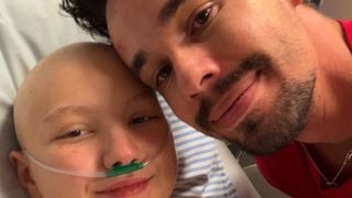 Marido de Isabel Veloso chora e revela presente ideal de aniversário, com mulher internada na UTI após transplante de medula