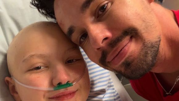 Marido de Isabel Veloso chora e revela presente ideal de aniversário, com mulher internada na UTI após transplante de medula