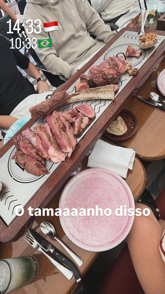 Virgínia mostrou o almoço da turma e se chocou com o tamanho das peças de carne