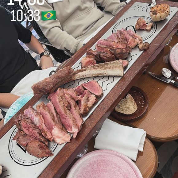 Virgínia mostrou o almoço da turma e se chocou com o tamanho das peças de carne