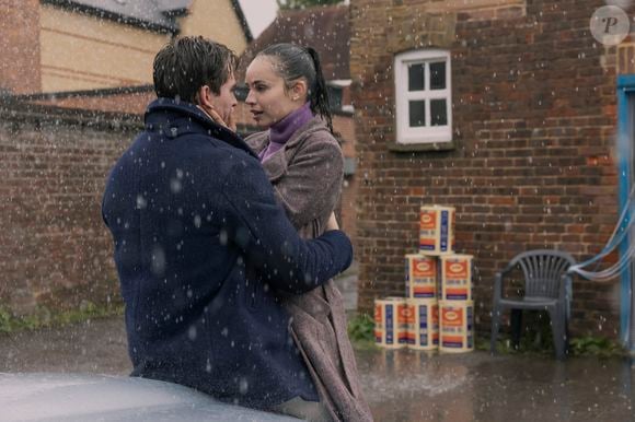 No livro, Jamie realiza uma viagem com Eleanor, mas no filme Anna faz o percurso sozinha após a morte dele