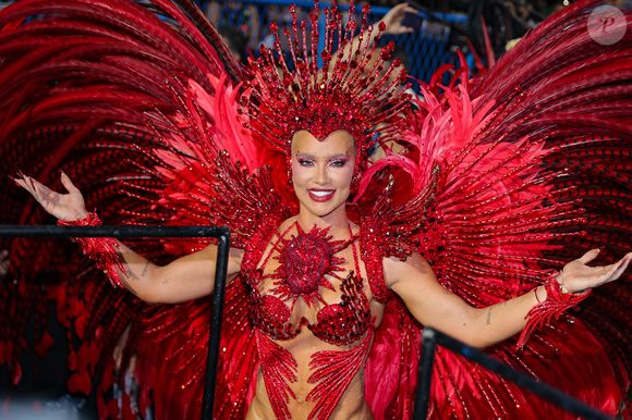 Virgínia Fonseca sobre desfile como rainha de bateria: ‘Estou vendo os vídeos, foi tudo muito lindo. Estou vendo agora como foi, na hora fiquei muito tensa, muito nervosa’