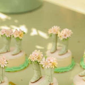 Os doces personalizados da festa de Vicky Justus chamaram atenção pelos detalhes delicados e pela estética elegante da comemoração