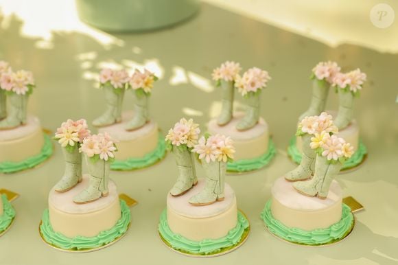 Os doces personalizados da festa de Vicky Justus chamaram atenção pelos detalhes delicados e pela estética elegante da comemoração