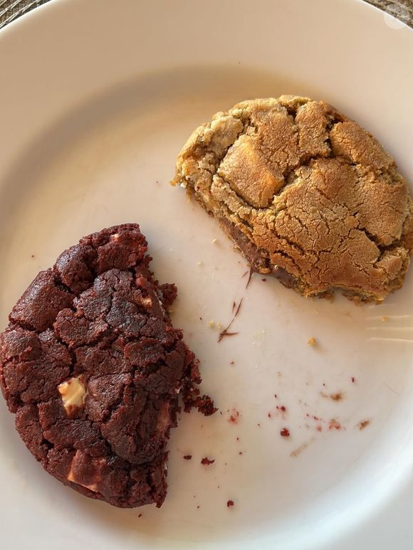 'Esse fim de semana eu comi uma torta cookie sozinho e estou todo empolado', revela Pietro Antonelli sobre efeito dos doces na pele