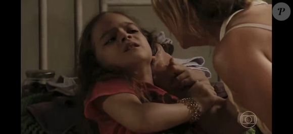 Cena entre Rita e Carminha volta ao ar na reprise de ‘Avenida Brasil’ e viraliza nas redes sociais