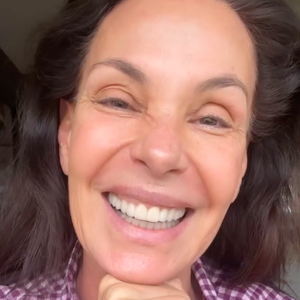 Não existe uma rotina universal de skincare que funcione para todas as mulheres. Conforme explica Larissa Oliveira, tipo de pele, idade, acne, manchas, sensibilidade, ressecamento e outras condições dermatológicas influenciam diretamente na escolha dos produtos. A recomendação é adaptar os cuidados às necessidades de cada pele