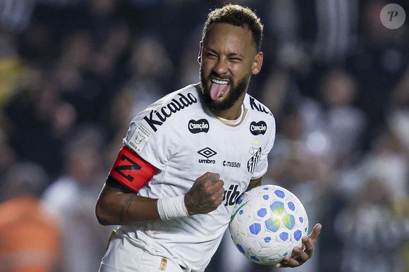 Juntando a isso, o Santos tem uma dívida de cerca de R$ 90 milhões com Neymar, que ainda não foi paga