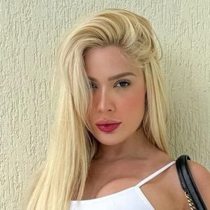 Karoline Lima adora tendências fashionistas, misturando sensualidade com um toque de elegância.