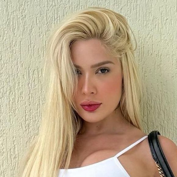 Karoline Lima adora tendências fashionistas, misturando sensualidade com um toque de elegância.