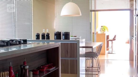 A cozinha é um dos ambientes da mansão de Flávio Bolsonaro, imóvel de aproximadamente 1.100 m² construídos e localizado em um terreno de 2.400 m², no Lago Sul, em Brasília. A residência também conta com espaço gourmet, salas de estar e jantar e outros ambientes de convivência, conforme a descrição do imóvel
