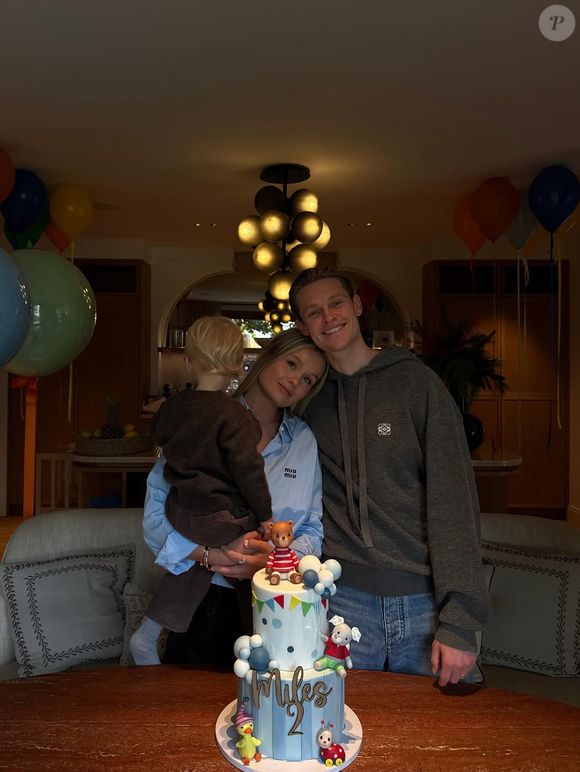 Da seleção holandesa, Frenkie de Jong e Mikky Kiemeney são casados. Eles oficializaram a união após cerca de dez anos juntos, realizaram uma cerimônia de casamento, e têm um filho chamado Miles, que nasceu em novembro de 2023