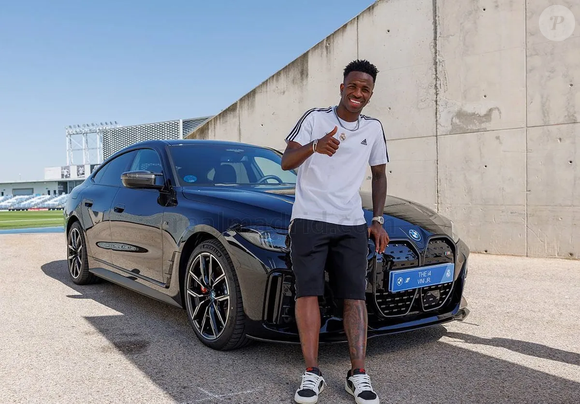 A garagem milionária de Vini Jr. reúne carros fornecidos por Audi e BMW durante parcerias com o Real Madrid, além de veículos esportivos de altíssimo padrão. O jogador, porém, raramente é visto ao volante