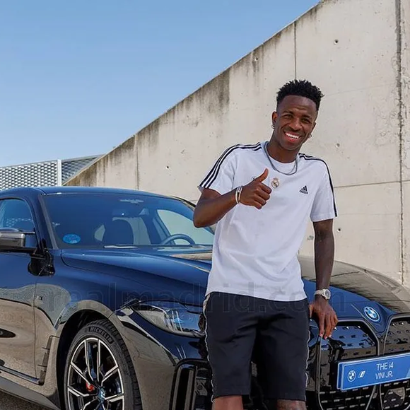 A garagem milionária de Vini Jr. reúne carros fornecidos por Audi e BMW durante parcerias com o Real Madrid, além de veículos esportivos de altíssimo padrão. O jogador, porém, raramente é visto ao volante