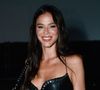 Lollapalooza 2025: Bruna Marquezine elege look com amarração frontal e minissaia de R$ 19 mil para curtir o evento. Veja fotos!