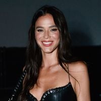 Amarração frontal, decote gigantesco e minissaia: Bruna Marquezine elege look de R$ 19 mil para o Lollapalooza e causa no festival. Fotos!