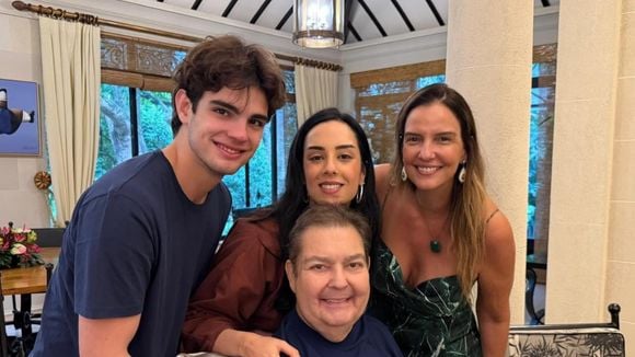 Como está Faustão hoje? Aos 76 anos, apresentador surge em cadeira de rodas em fotos inéditas com esposa e filhos e web nota detalhe: 'Está com uma carinha...'