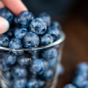 Com menos de 4 g por unidade, os mirtilos são ricos antioxidantes e ajudam a proteger as células contra os danos causados pelos radicais livres, bem como o envelhecimento precoce e desenvolvimento de diversas doenças