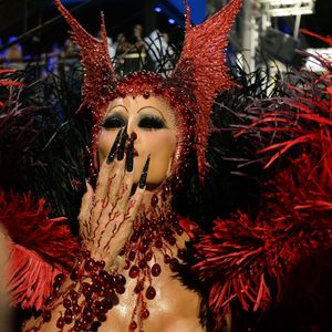 Sabrina Sato retribuiu o carinho dos fãs em desfile da Vila Isabel