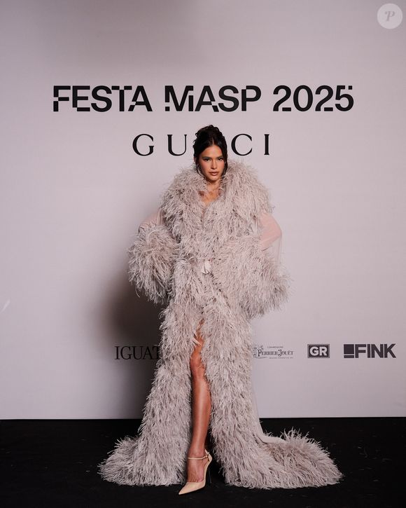 Bruna Marquezine em evento da Gucci: atriz apostou em visual maximalista e dramático