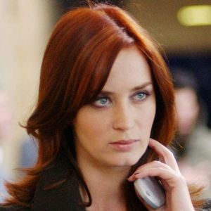 Entre cobranças e inseguranças, Emily se torna um dos retratos mais marcantes da pressão no ambiente corporativo