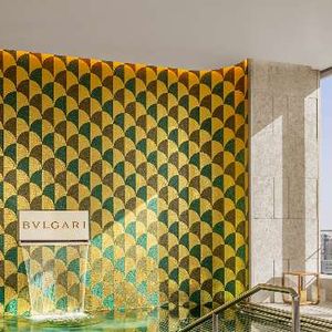 A piscina de 25 metros de comprimento total é abrigada em mosaicos verde-esmeralda que brilham sob a superfície como as famosas joias coloridas da Bvlgari